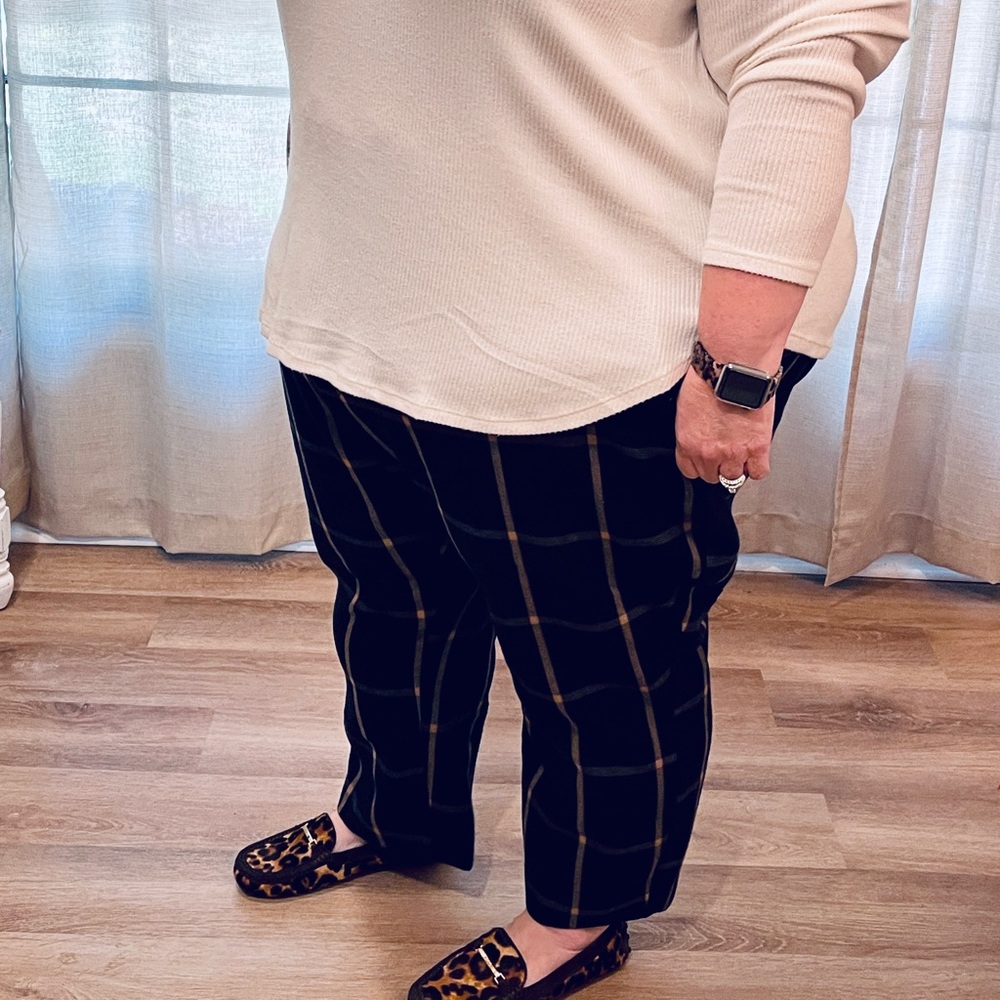 Old Navy 30 short crop pants. Large check print